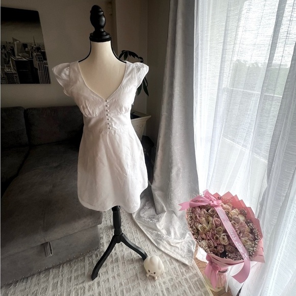 💥BANANA REPUBLIC 💥 White Mini Dress with Flutter Sleeves❤️🔥 - Picture 4 of 9